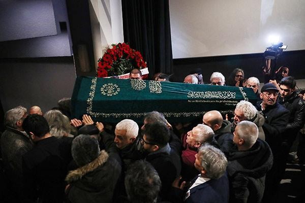 Xərçəngdən ölən aktyorla vida mərasimindən FOTOLAR